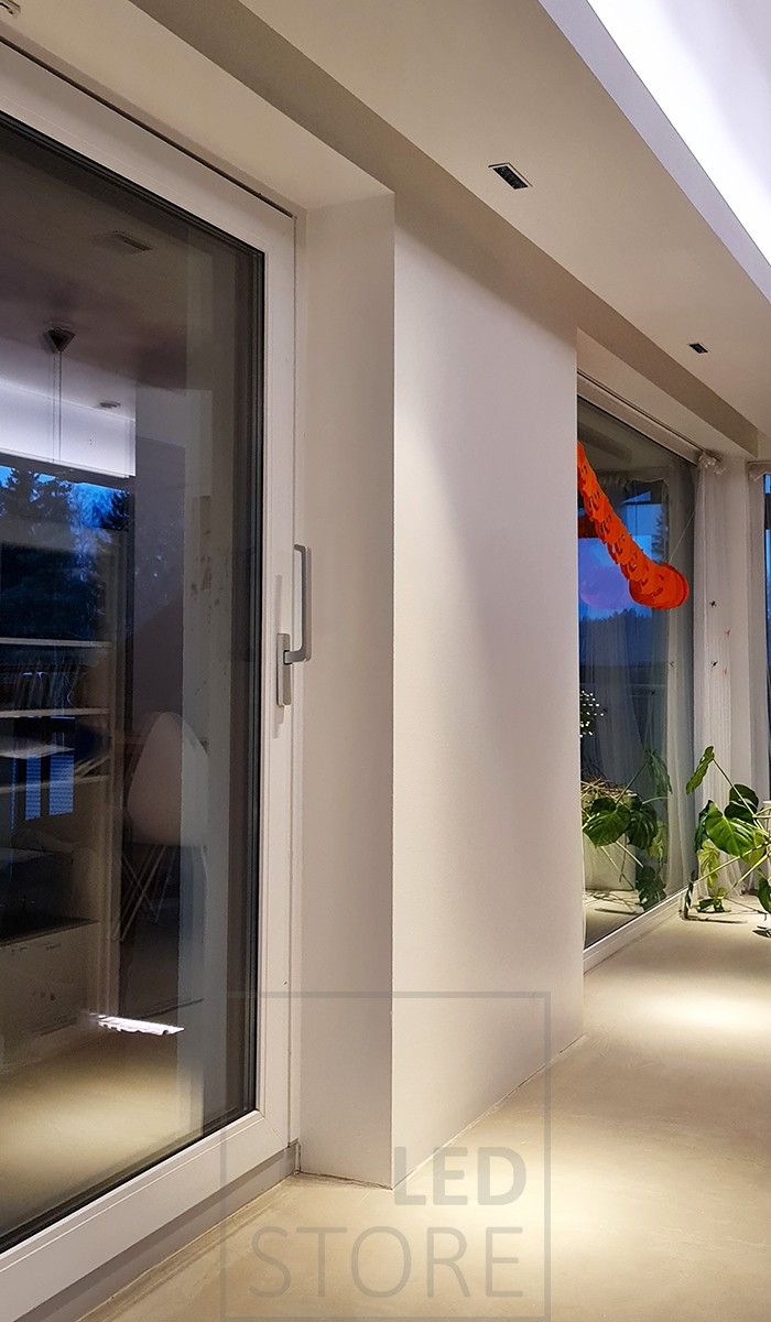 In the living room, a drop-down shelf with embedded Linja5 luminaires. LED strip mounted above the shelf to provide indirect mood lighting in the space. Ledstore.fi